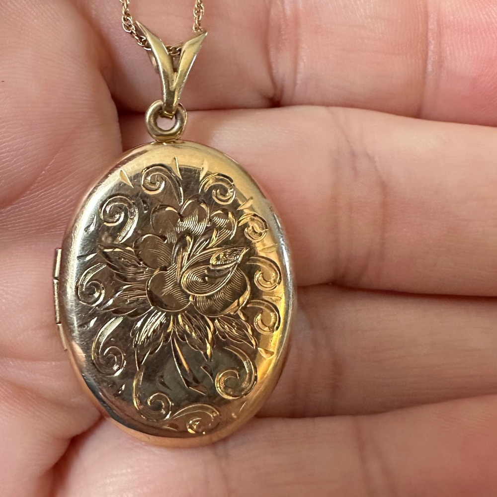 Elegant Gold Floral Locket Necklace